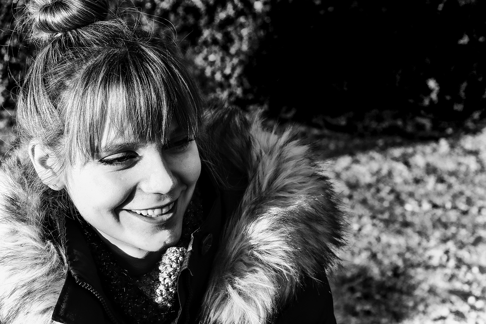 Portrait d'une jeune femme. Photo en noir et blanc. Crédit : Anthony M. Photographe